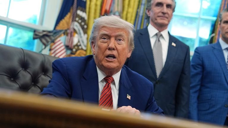 Los temores de guerra comercial de la UE de EE. UU. Se reajustaron cuando Europa plantea la amenaza para Trump