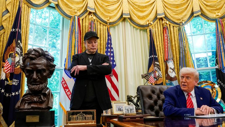 Mayıs ayında Oval Ofis'te Elon Musk ve Trump'ın arkasında görülen altın perdeler. Resim: Reuters