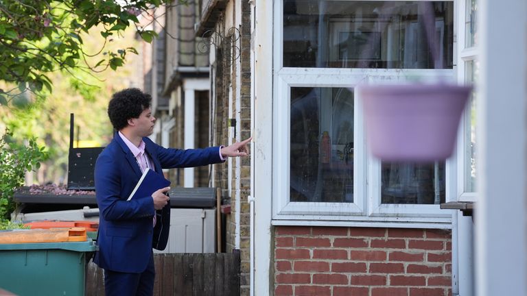 Plaistow'da evden eve soruşturma yapan bir polis memuru.  Pic: PA