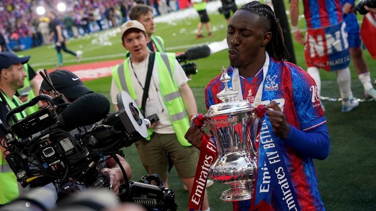 Crystal Palace'dan Eberechi Eze, Londra'daki Wembley Stadyumu'ndaki Emirates FA Kupası finalinden sonra sahada FA Kupası kupasıyla kutluyor. Resim Tarihi: 17 Mayıs 2025 Cumartesi.