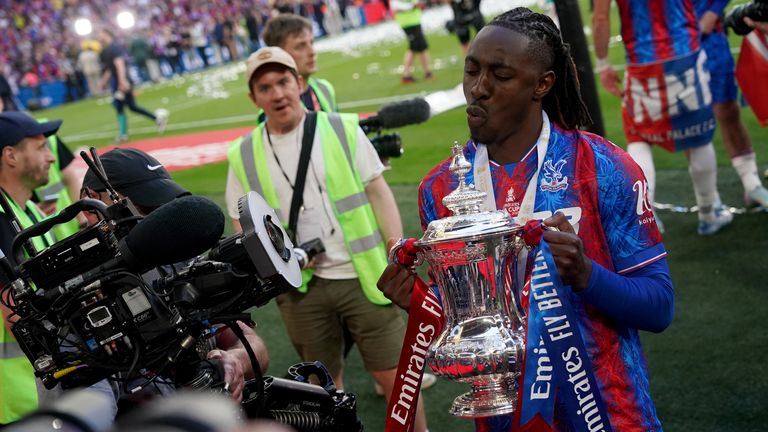 Crystal Palace'dan Eberechi Eze, Londra'daki Wembley Stadyumu'ndaki Emirates FA Kupası finalinden sonra sahada FA Kupası kupasıyla kutluyor. Resim Tarihi: 17 Mayıs 2025 Cumartesi. PA Fotoğrafı. Fotoğraf Kredisi: Adam Davy/PA 