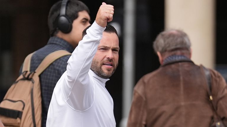 Frederick Doe, 36, Frederick Sines olarak da bilinen, Oxford Crown Court'u iki yıl boyunca askıya alınan 21 ay hapis cezasına çarptırıldıktan sonra bıraktı ve 240 saatlik ödenmemiş iş yapmayı emretti. Bkz. PA Hikaye Sahaları Blenheim. Fotoğraf kredisi okumalıdır: PA Teli