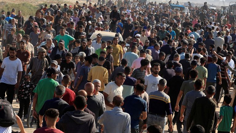 Palestinians seeking aid gather near an aid distribution site run by the U.S.-backed Gaza Humanitarian Foundation, in Rafah, in the southern Gaza Strip, May 27, 2025. REUTERS/Hatem Khaled