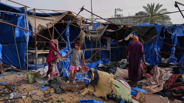 Filistinliler, 17 Mayıs 2025 Cumartesi günü Deir al-Balah, Merkez Gazze Strip'teki El-Aksa Hastanesinde çadır vuran bir İsrail hava saldırısının neden olduğu hasarı inceliyorlar. (AP Photo/Abdel Kareem Hana)