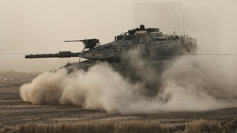 Bir İsrail tankı, 16 Mayıs 2025 Cuma günü Gazze sınırına yakın, güney İsrail'de bir sahneleme alanında hareket ediyor. (AP Photo/Maya Alleruzzo)
