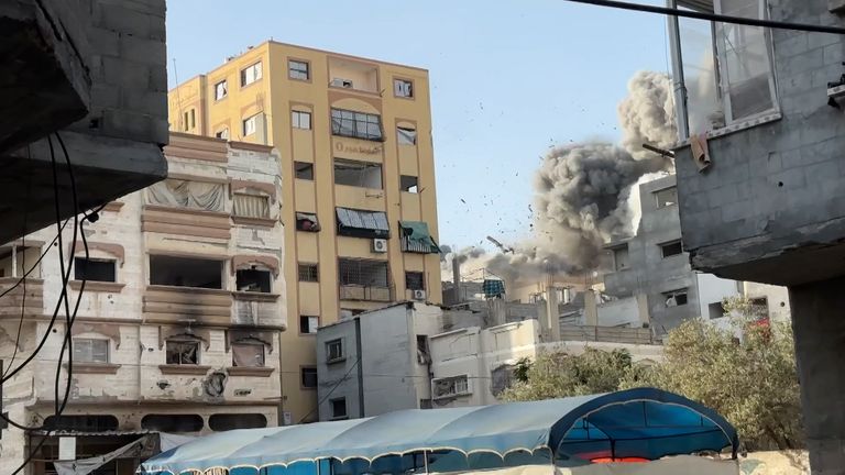 Israeli warplanes attacked a residential building in Northern Gaza, forcing the displacement of local people. 