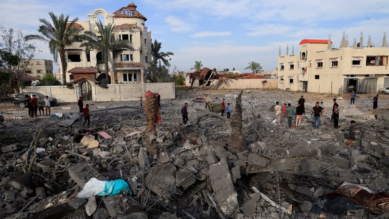 Filistinliler, 15 Mayıs 2025, Güney Gazze Şeridi'ndeki Khan Younis'teki bir evde bir İsrail grevini denetliyorlar. Reuters/Hatem Khaled