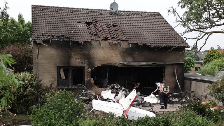 May 2025, North Rhine-Westphalia, Korschenbroich: The remains of a crashed plane lie on the terrace of a residential building. At least 