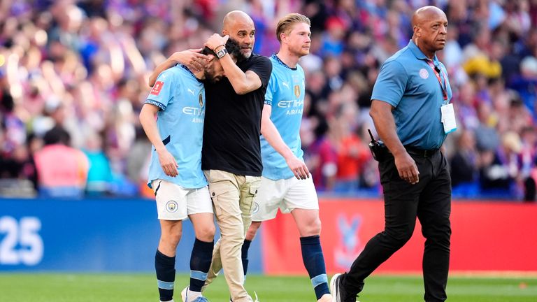 Manchester City'den Bernardo Silva ve Müdürü Pep Guardiola, Londra'daki Wembley Stadyumu'ndaki Emirates FA Kupası finalinden sonra kederli görünüyor. Resim Tarihi: 17 Mayıs 2025 Cumartesi. Froto Kredi: Nick Potts/PA Tel