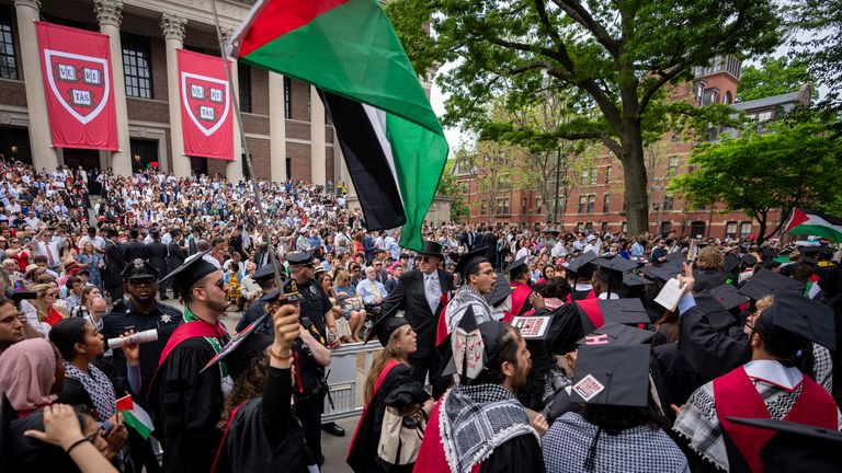 Mezun olan öğrenciler Mayıs 2024'te Harvard Üniversitesi'nde Filistin bayrakları tutuyor. Dosya Pic: AP/Ben Curtis
