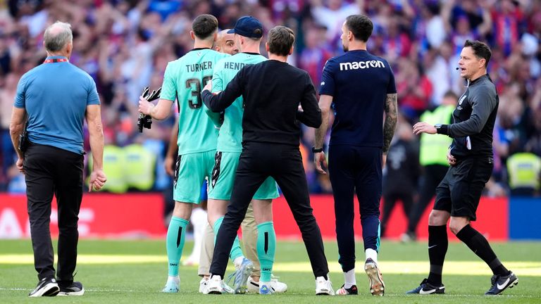 Manchester City Müdürü Pep Guardiola, Londra'daki Wembley Stadyumu Emirates FA Kupası finalini takiben Crystal Palace kalecisi Dean Henderson'a hitap ediyor. Resim Tarihi: 17 Mayıs 2025 Cumartesi. PA Fotoğrafı. Bkz. PA Story Futbol Finali. Fotoğraf kredisi okumalıdır: Nick Potts/PA Tel ... Kısıtlamalar: Kısıtlamalara tabi kullanın. Yalnızca editoryal kullanım, hak sahibinden önceden rıza olmadan ticari kullanım yok.