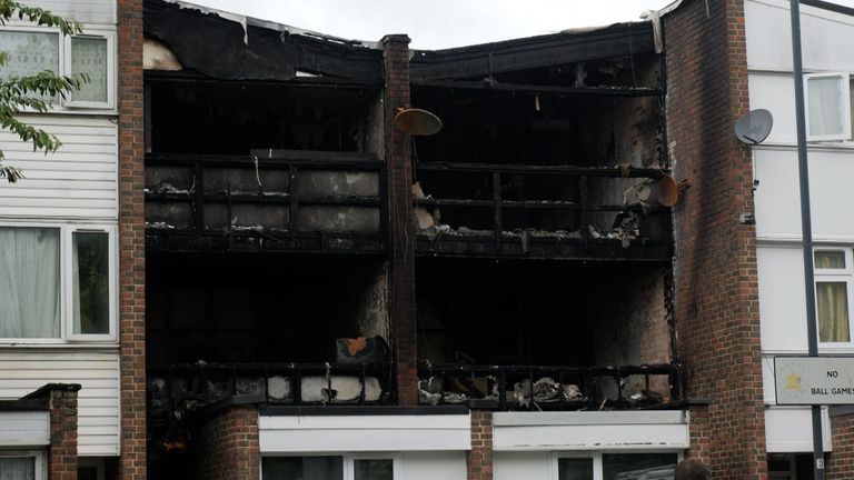 Madre y tres hijos que murieron en un incendio de la casa en Londres