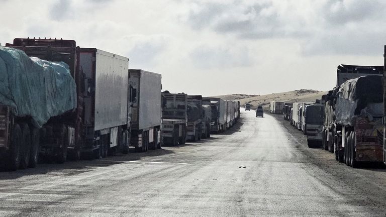 Gazze için insani yardım yüklü kamyonlar, Al Arish'te sınırlara girmesini beklemeye devam ediyor, Kuzey Sina şehri Al Arish, Mısır, 19 Mayıs 2025. Reuters/Stringer