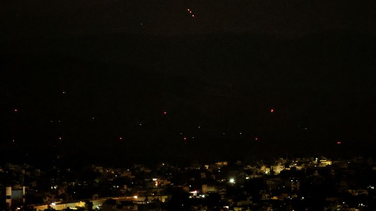Le système de défense aérienne de l'Inde intercepte les objets dans le ciel après l'annonce du cessez-le-feu indien-pakistanais dans la ville de Jammu le 10 mai 2025. Reuters / Adnan Abidi