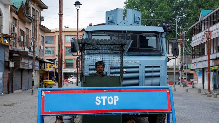 An Indian security personnel stands guard on a street, following clashes between India and Pakistan, in Srinagar, Kashmir May 9, 2025. REUTERS/Sharafat Ali
