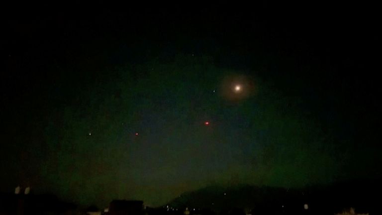 Annonce du cessez-le-feu entre l'Inde et le Pakistan, sur Udhampur au Cachemire, en Inde, cet écran verra un flash de lumière dans le ciel où vous obtenez cet écran à partir de la vidéo Handout. Via Ani / Reuters, cette image est fournie par un tiers. Il n'y a pas de revente. Il n'y a pas d'archives. Inde Out. Il n'y a pas de ventes commerciales ou éditées en Inde