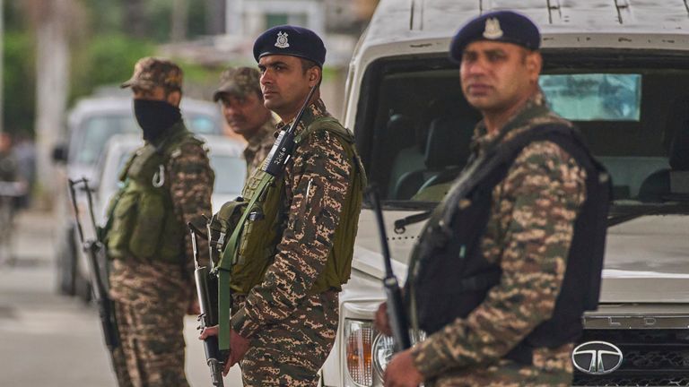 Les soldats paramilitaires indiens garderont un point de contrôle temporaire sur la route menant à l'aéroport le samedi 10 mai 2025, après avoir entendu une grande explosion à Srinagar au Cachemire contrôlé par l'Inde. (AP Photo / Dar Yasin)