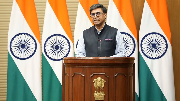 Le secrétaire aux Affaires étrangères de l'Inde, Vikram Mithri, travaille sur un briefing pour une conférence de presse à New Delhi, en Inde, le samedi 10 mai 2025 (AP Photo / Karma Butia)