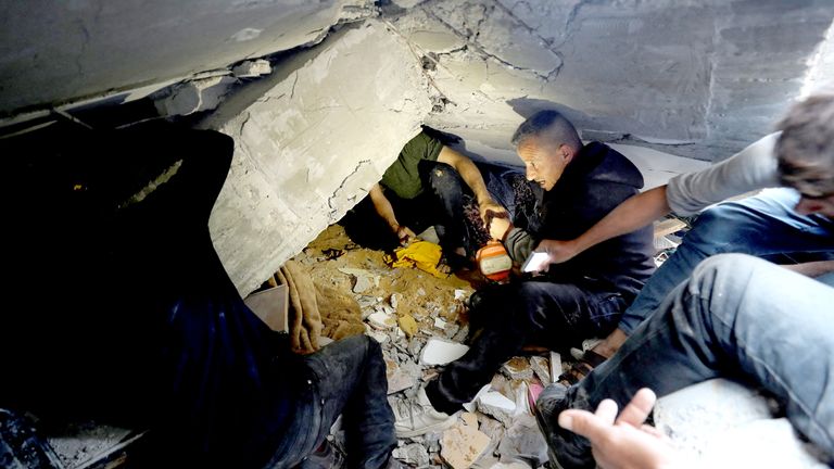 Palestinians search for casualties at the site of an Israeli strike on a house in Jabalia, in the northern Gaza Strip May 23, 2025. REUTERS/Mahmoud Issa