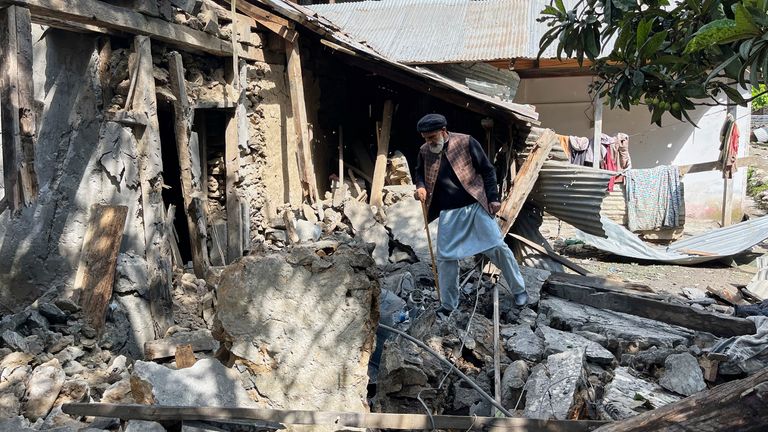 Les villageois du Cachemire enquêteront sur les dommages à son domicile causés par les incendies d'artillerie indiens de la nuit à Shah Kot, la vallée de Neelam, le district administré du Cachemire géré par le Pakistan, le samedi 10 mai 2025.
