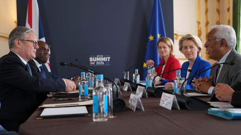 (Von links nach rechts) Premierminister Sir Keir Starmer und Außenminister David Lammy sprechen mit der Hohen Vertreterin der Europäischen Union für Außen- und Sicherheitspolitik Kaja Kallas, der Präsidentin der Europäischen Kommission Ursula von der Leyen und dem Präsidenten des Europäischen Rates Antonio Costa während eines Treffens beim Gipfeltreffen zwischen Großbritannien und der EU im Lancaster House im Zentrum Londons. Aufnahmedatum: Montag, 19. Mai 2025.