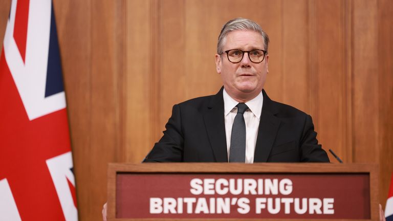 Downing Street Brifing Odası'nda Göçmenlik Beyaz Bülteni hakkında düzenlenen bir basın toplantısında Keir Starmer. Resim: PA