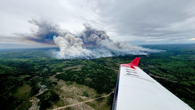 Dym unosi się z pożaru lasu nad rzeką Kiskatinaw, co powoduje nakaz ewakuacji, dziesięć kilometrów na południowy zachód od jeziora Kelly. Fot.: BC Wildfire/Reuters