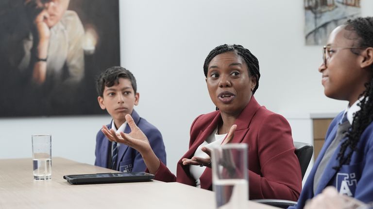 Kemi Badenoch fala com alunos durante visita à Ashcroft Technology Academy. Foto: PA