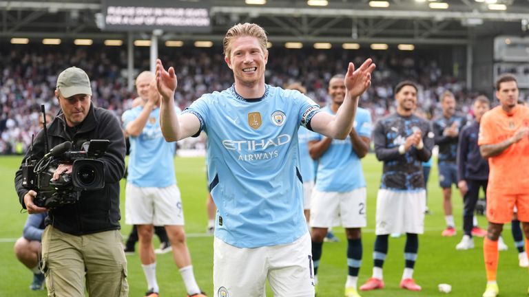 Manchester City'den Kevin De Bruyne, Craven Cottage, Londra'daki Premier Lig maçından sonra kulüp için son maçından sonra seyahat eden hayranları kabul ediyor. Resim Tarihi: 25 Mayıs 2025 Pazar.