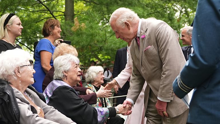 Kral Charles, 89 yaşındaki Weston Girl Carol Shipley ile Rideau Hall'daki bir ağaç dikim töreni sırasında konuşuyor. Pic: PA