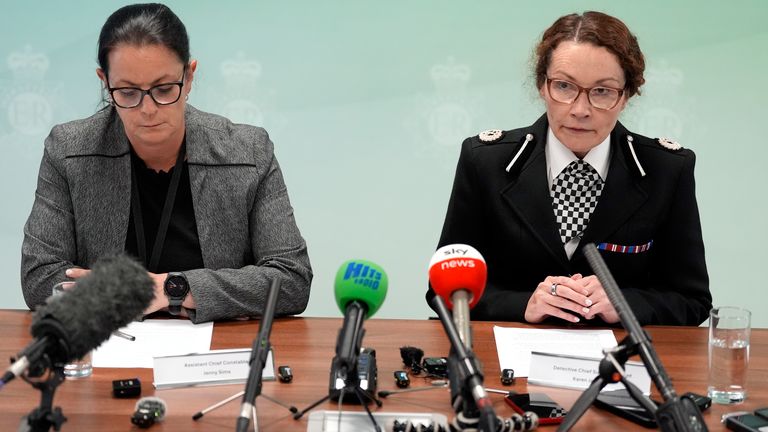 Liverpool'daki polis merkezinde düzenlenen basın toplantısında konuşan Merseyside Polisi'nden Dedektif Başkakarısı Karen Jaundrill ve Başkan Yardımcısı Jenny Sims.  Pic: PA