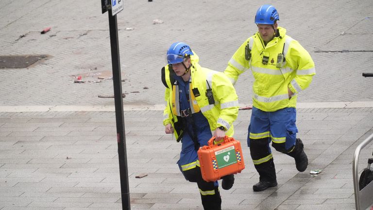 El personal de emergencia fue visto corriendo a la escena. Pic: PA