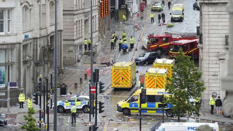Premier Lig kazananları geçit töreni sırasında Liverpool'daki karaciğer binasının yakınında bir olayla uğraşan polis ve acil durum personeli. Resim Tarihi: 26 Mayıs Pazartesi 2025.
