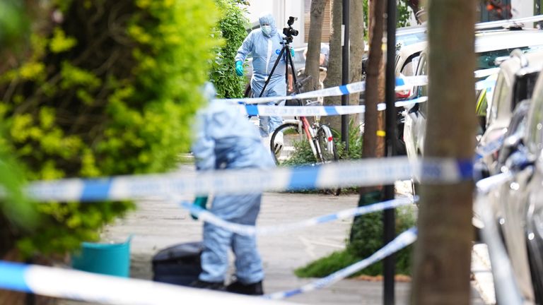 Kuzey Londra'daki Kentish Town'da bir adli tıp memuru görülüyor. Polis, Sir Keir Starmer'ın Kuzey Londra'daki evinde yangını araştırıyor. Resim Tarihi: 12 Mayıs Pazartesi 2025.