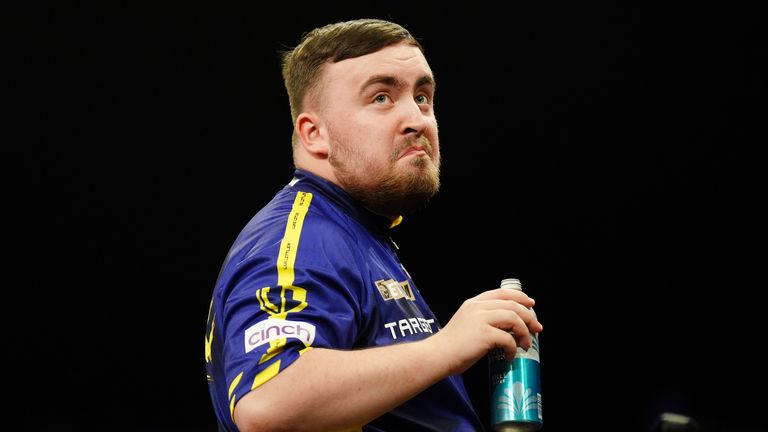 Luke Littler: Savior Target Darts Star Truck durante el juego