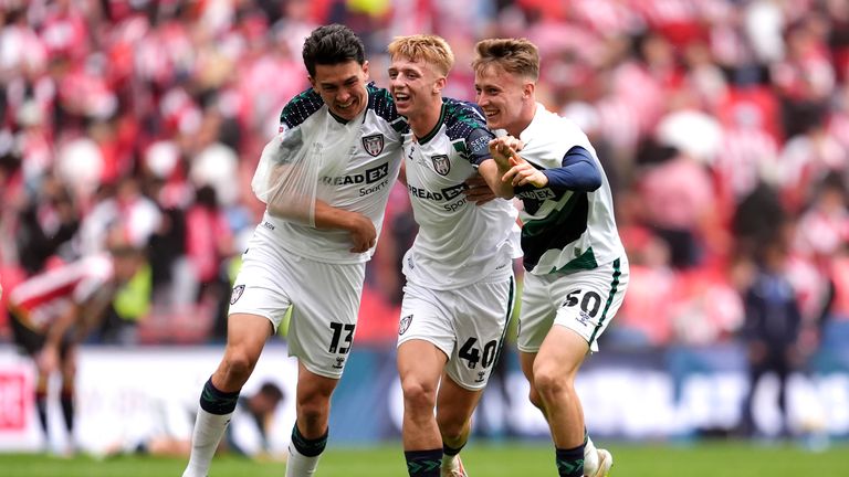 Luke O'Nien, Tom Watson y Harrison Jones de Sunderland celebraron su victoria en la final del campeonato. Imagen: PA