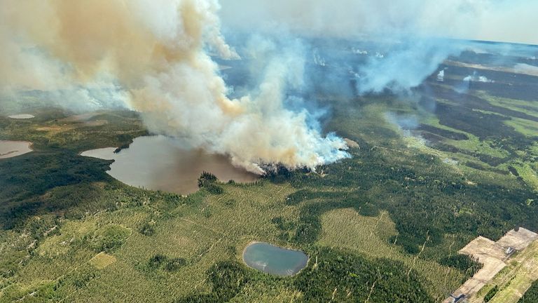 Dym unosi się z pożaru lasu LWF090, pożaru jeziora Caribou Zdjęcie: Alberta Wildfire/Reuters