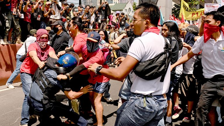 Corredores e policiais durante a demonstração do dia de Landraor Manila, Filipinas 