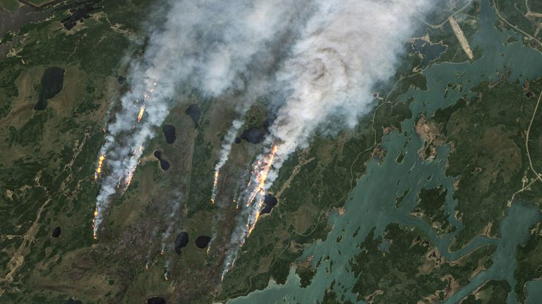 Zdjęcie satelitarne pokazuje dym unoszący się z pożarów lasów w Manitobie w Kanadzie, 27 maja 2025 r. Fot.: EU Copernicus Sentinel-2/Reuters