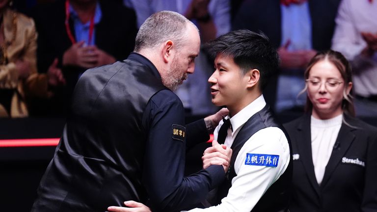 Mark Williams (po lewej) gratuluje Zhao Xinong po ostatnim meczu, siedemnaście mistrzostw Halo World Snooker w Crucible Theatre w Sheffield. Data zdjęcia: poniedziałek 5 maja 2025 r. Pa Zdjęcie. Zobacz PA Story Snooker World. Zdjęcie należy przeczytać: Mike Egerton/PA Wire ... Ograniczenia: Użyj podlegających ograniczeniom. Tylko użycie redakcyjne, bez użycia komercyjnego bez uprzedniej zgody posiadacza praw.