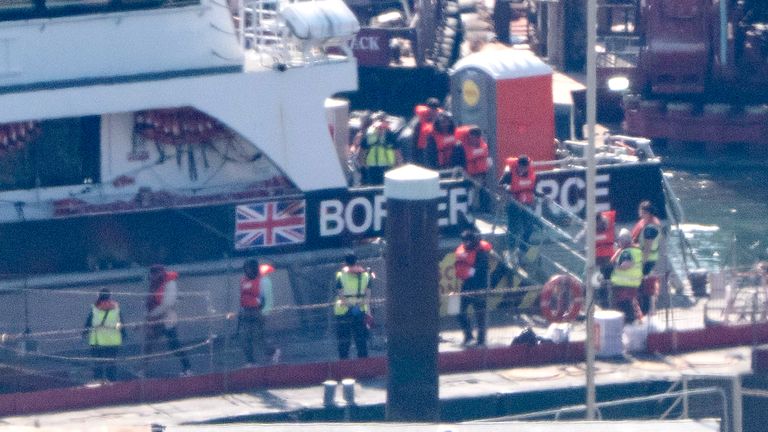 Göçmen oldukları düşünülen bir grup insan, Kanal'daki küçük tekne geçişlerinin ardından Kent, Dover'a getirilir. Göçmenlere vatandaşlık başvurusunda bulunabilmeleri için Birleşik Krallık'ta on yıla kadar kalmaları gerektiği söylenir ve Hükümet'in göçmenlik baskısının bir parçası olarak İngilizce dil gereksinimleri artırılır. Fotoğraf tarihi: Pazartesi 12 Mayıs 2025. PA Fotoğrafı. PA hikayesine bakın POLİTİKA Göçmenlik. Fotoğraf kredisi şu şekilde olmalıdır: Gareth Fuller/PA Wire