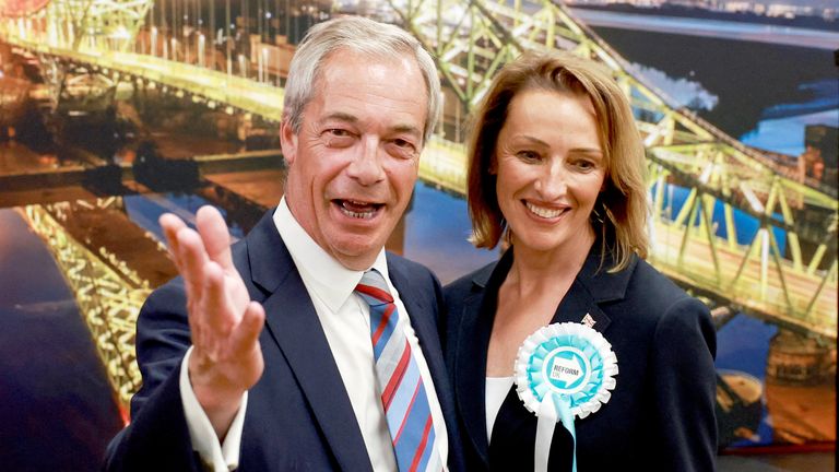 Nigel Farage und Kandidatin Sarah Pochin reagieren, als die Partei die Nachwahlen in Runcorn und Helsby im Halton Stadium in Widnes, Großbritannien, am 2. Mai 2025 gewinnt. REUTERS/Phil Noble TPX-BILDER DES TAGES