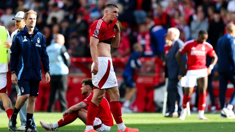 Nottingham Forest'tan Nikola Milenkovic, City Ground, Nottingham'daki Premier Lig maçının ardından kederli görünüyor. Resim Tarihi: 25 Mayıs 2025 Pazar.