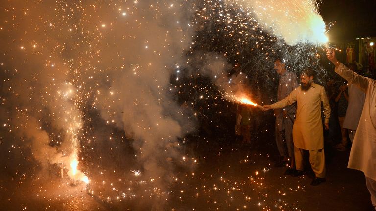 Les gens célébreront des feux d'artifice pour célébrer le Pakistan et l'Inde, qui signera un contrat de cessez-le-feu à Hyderabad, au Pakistan, le 10 mai. Photo: ap