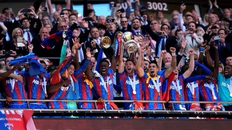 Crystal Palace'dan Joel Ward, Londra'daki Wembley Stadyumu'ndaki Emirates FA Kupası finalini takiben kupayı kaldırıyor. Resim Tarihi: 17 Mayıs 2025 Cumartesi. Nick Potts/PA Wire
