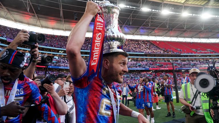 Crystal Palace'dan Joel Ward, Londra'daki Wembley Stadyumu'ndaki Emirates FA Kupası finalinden sonra sahada FA Kupası kupasıyla kutluyor. Resim Tarihi: 17 Mayıs 2025 Cumartesi. Adam Davy/PA Wire