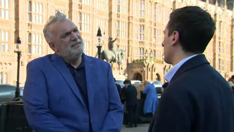 Neil Ruddock przemawia do Roba Harrisa Sky przed parlamentem