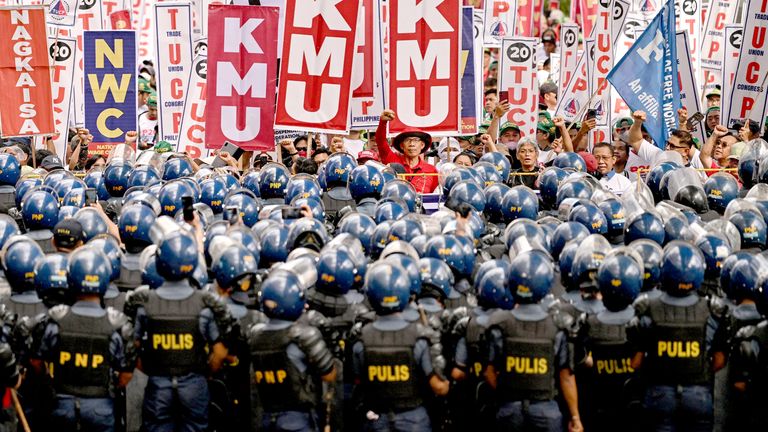 Aqueles que ridicularizam a polícia e a polícia durante o porto de funcionários trabalham Manila, Filipinas. Imagem: Reuters
