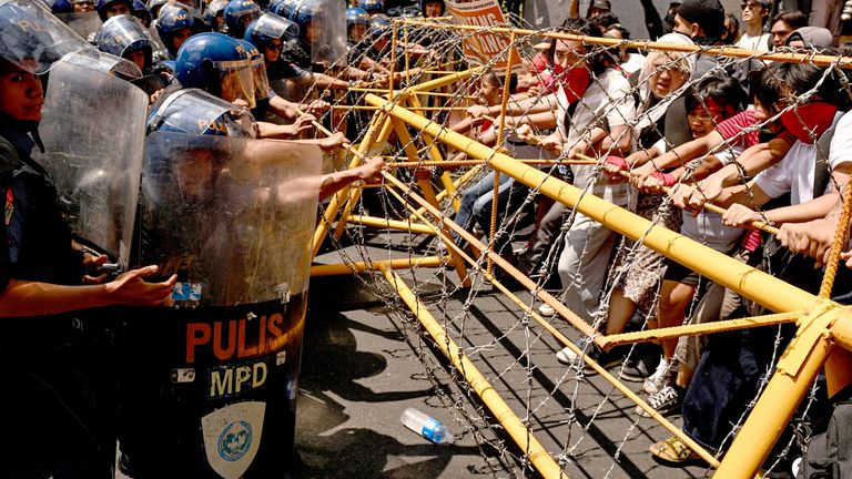 As corridas são anexadas à polícia durante a economia de dias que trabalham Manila, Filipinas. Imagem: Reuters