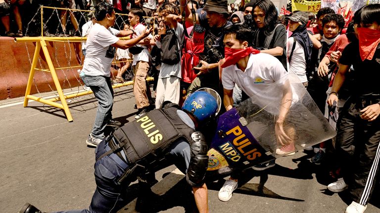 As corridas são anexadas à polícia durante a economia de dias que trabalham Manila, Filipinas. Imagem: Reuters